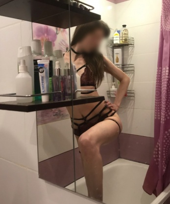 🌟 Оказываю широкий спектр услуг, которые включают классический секс, оральный секс, эротический массаж и многое другое. 💋💦 Возможно, ты устал от рутины и хочешь разнообразия? Тогда тебе ко мне! 😉 Мое обаяние и опыт помогут тебе раскрыться по-настоящему. 💃🔥 У меня есть много положительных отзывов, так что ты не разочаруешься. 💯✨ Смотри фото - они только подогревают интерес? Если хочешь испытать удовольствие и релакс, то звони! Не упусти свой шанс на незабываемую встречу в Москве. 📞😘 Полюша